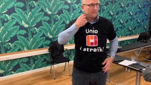 Steffen Handal står inne på et møterom i svart Unio-streikeskjorte