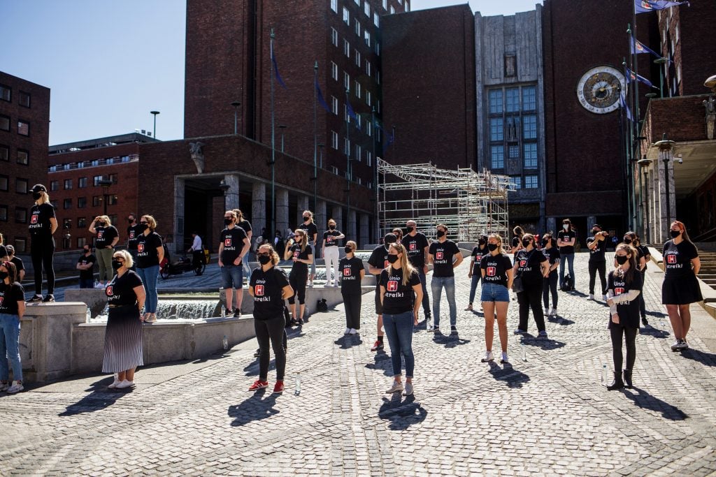 Bilde av streikemarkering ved Oslo rådhus i dag