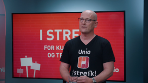 Mann i streike-T-skjorte under digital streikemarkering.