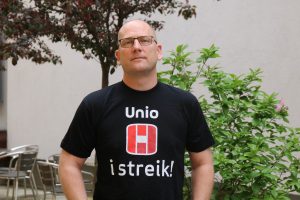 Alvorlig mann i streike-T-skjorte.